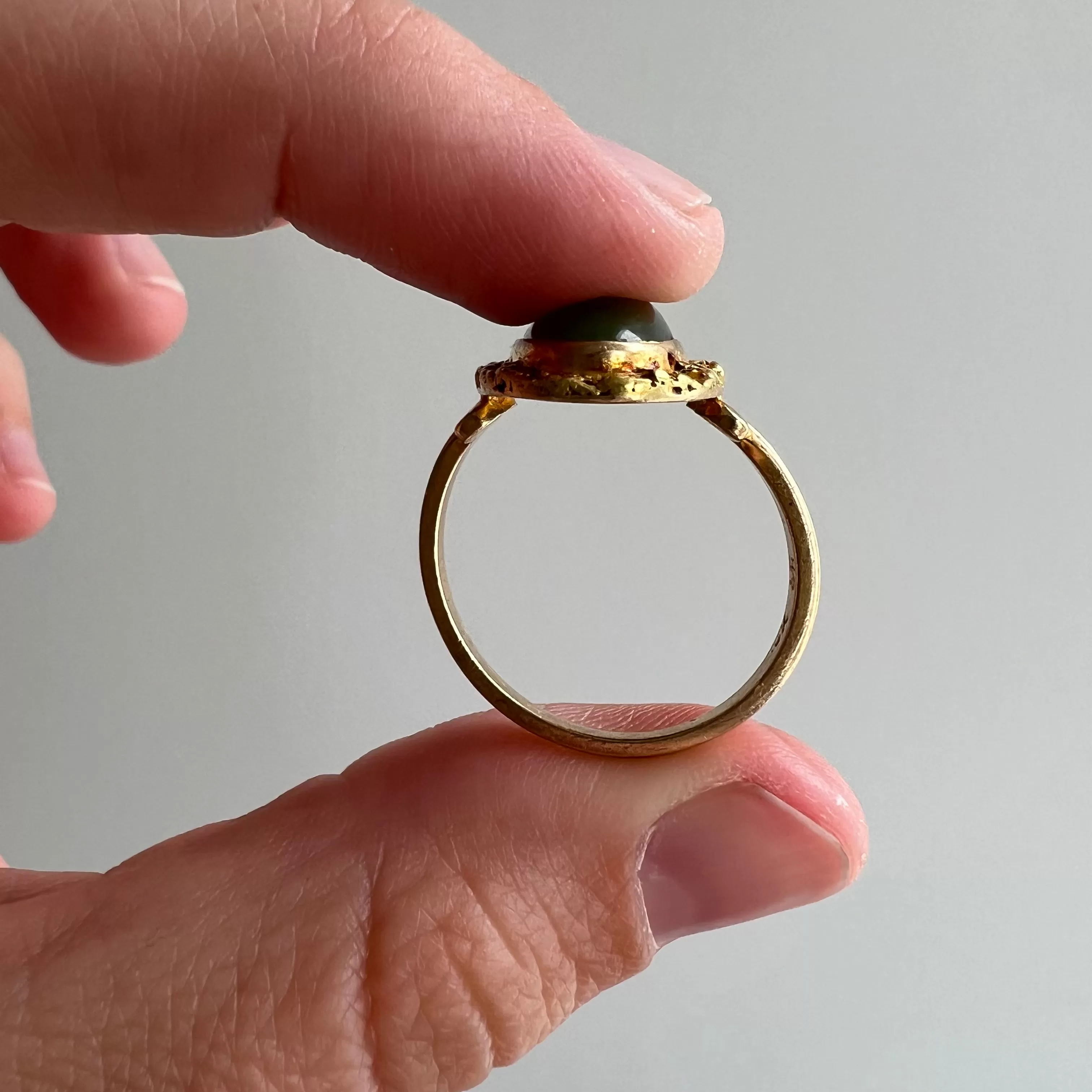 A N T I Q U E // nugget frame / 10k gold and Jade ring with gold nugget details / size 8.5