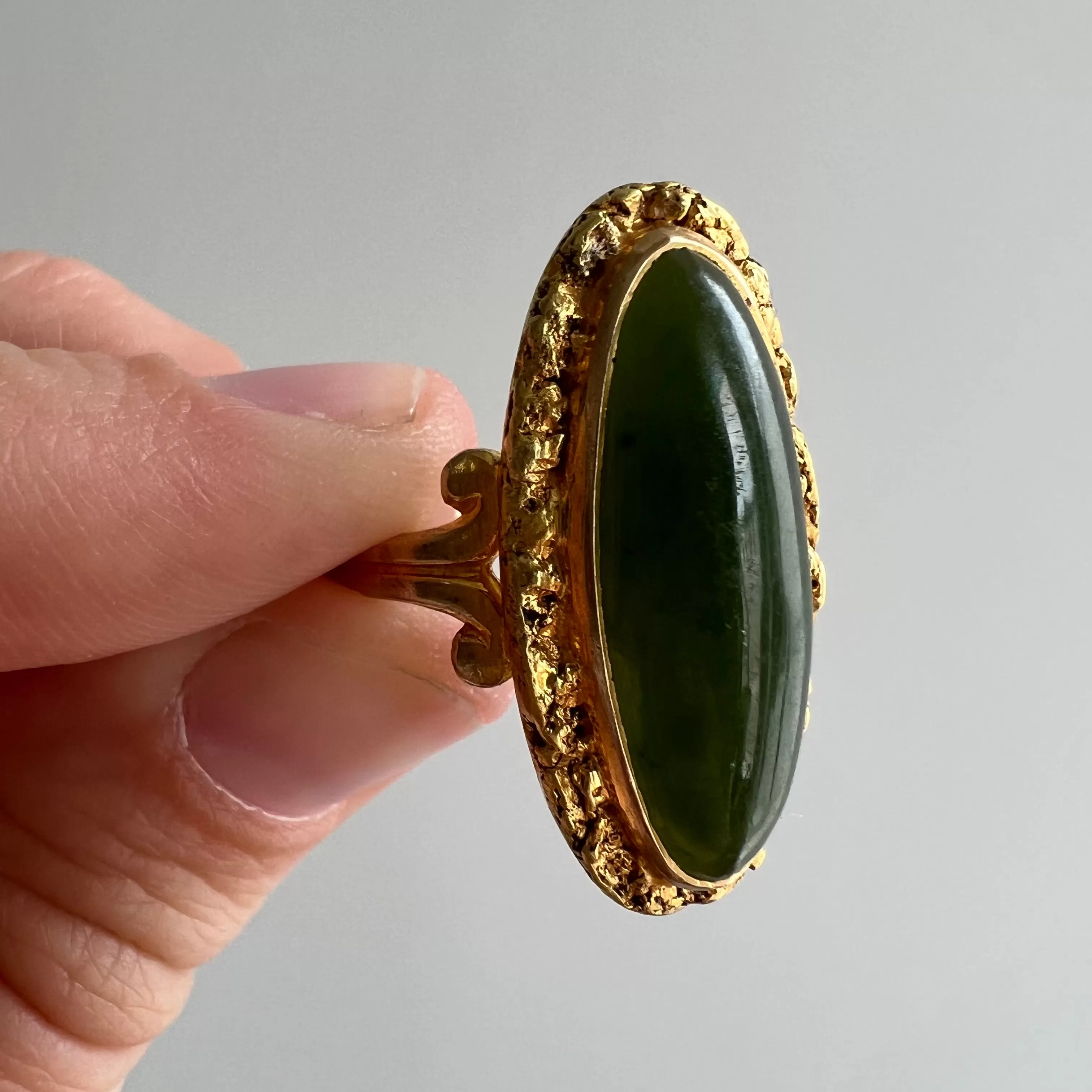 A N T I Q U E // nugget frame / 10k gold and Jade ring with gold nugget details / size 8.5