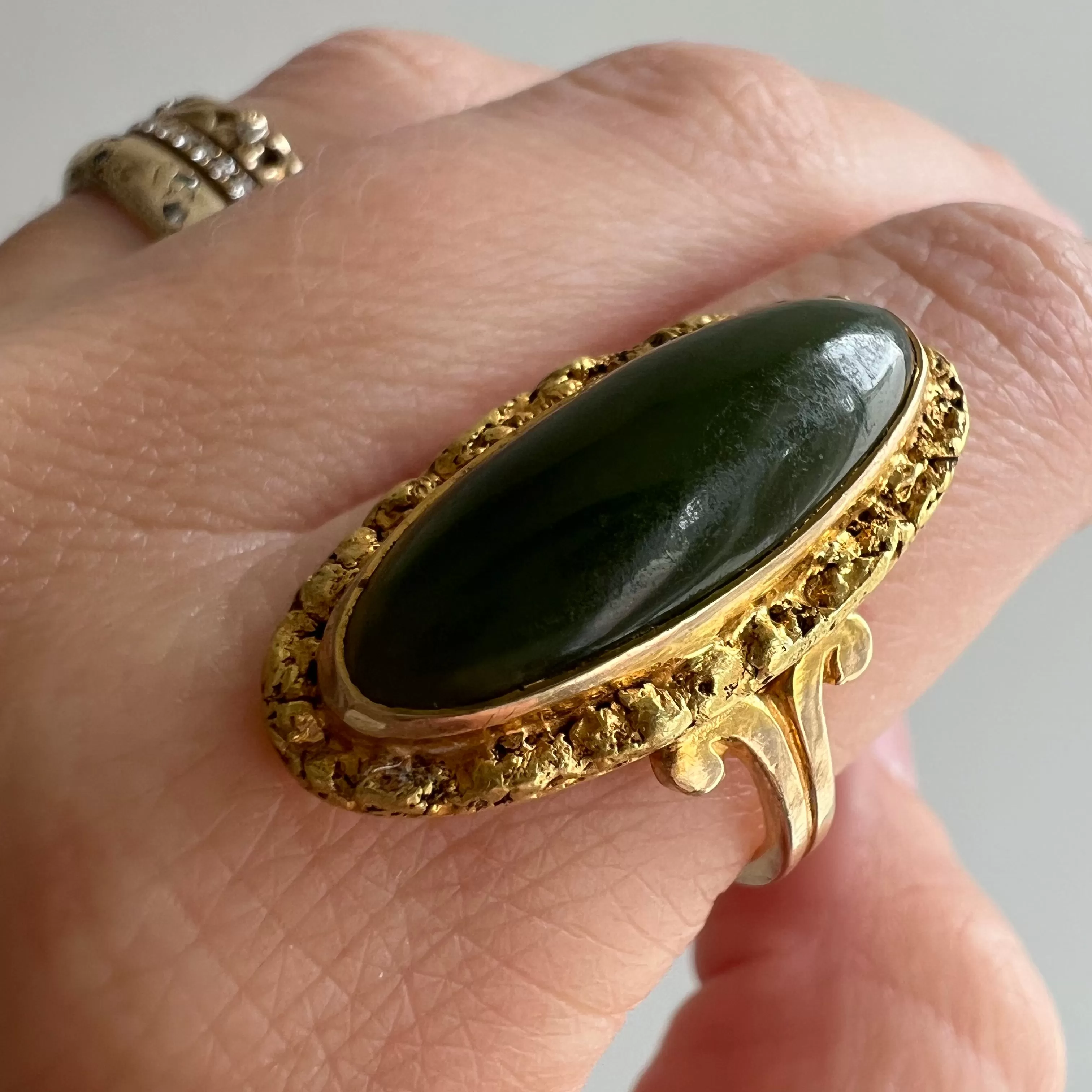 A N T I Q U E // nugget frame / 10k gold and Jade ring with gold nugget details / size 8.5