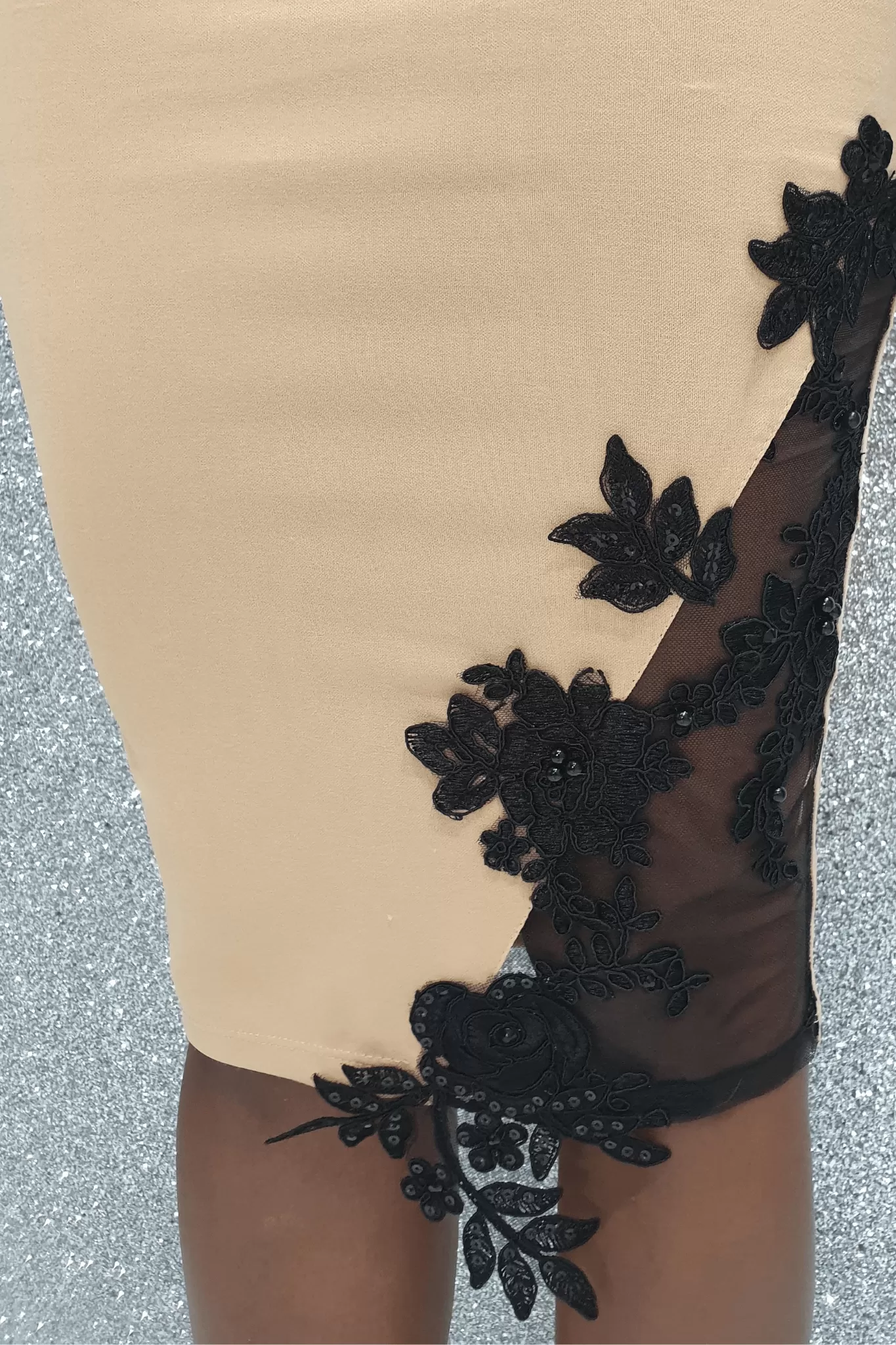 Abito a tubino beige Chanttal in tessuto elasticizzato con inserti in tulle ricamato nero e perline