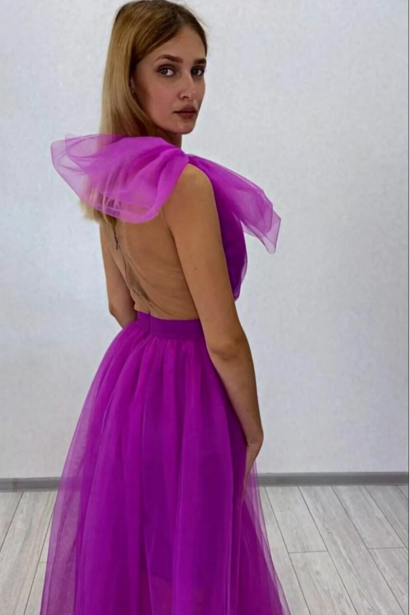 Abito lungo in tulle magenta Axa con metà corpetto a fiori 3D e fiocco su una spalla