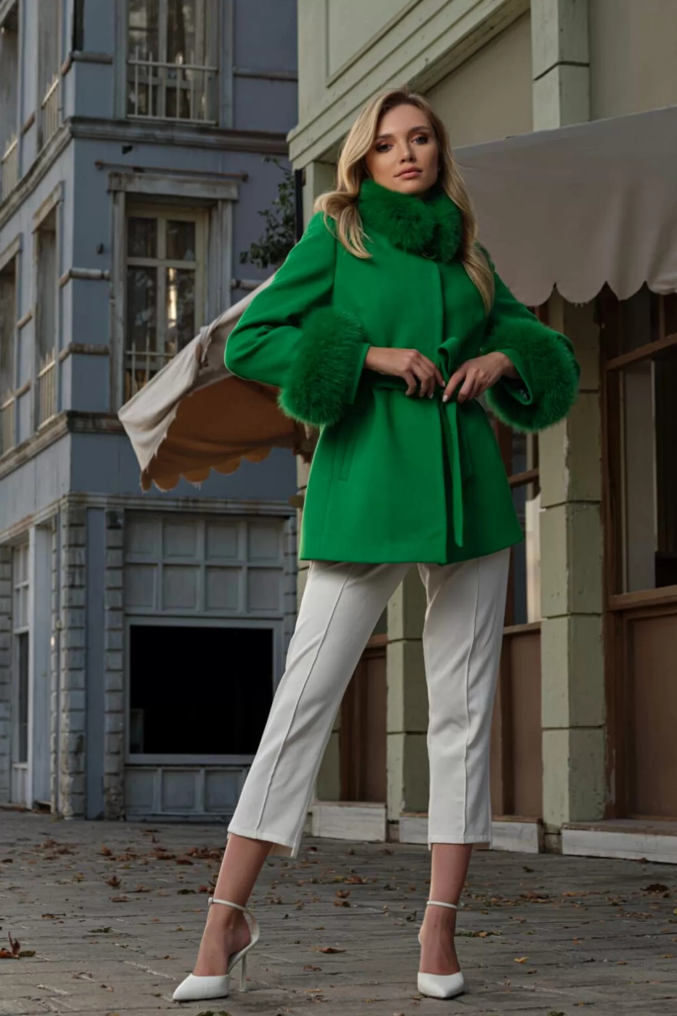 Cappotto corto invernale verde in lana cashmere a collo alto accessoriato con spilla decorativa e pelo naturale