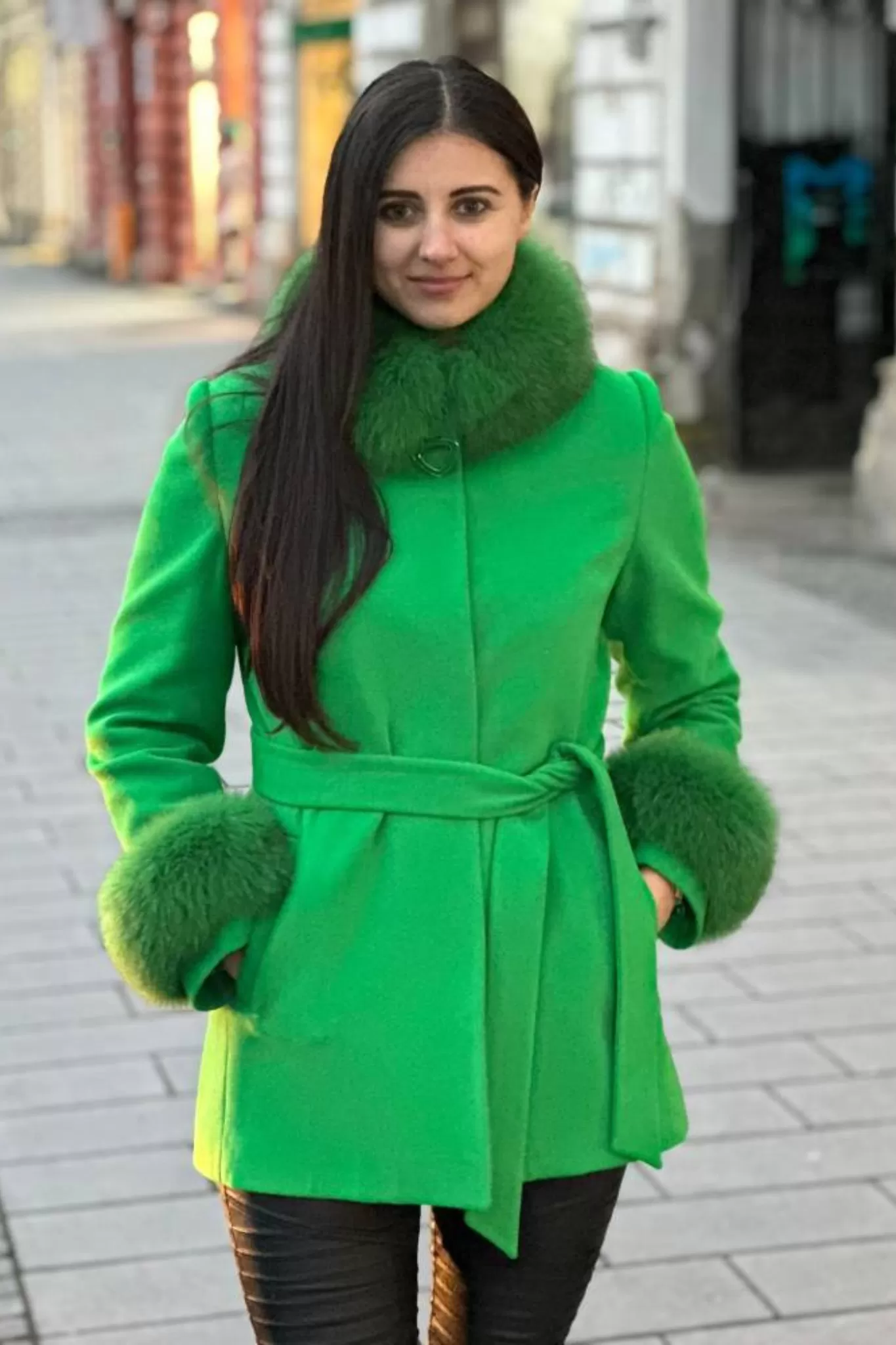 Cappotto corto invernale verde in lana cashmere a collo alto accessoriato con spilla decorativa e pelo naturale