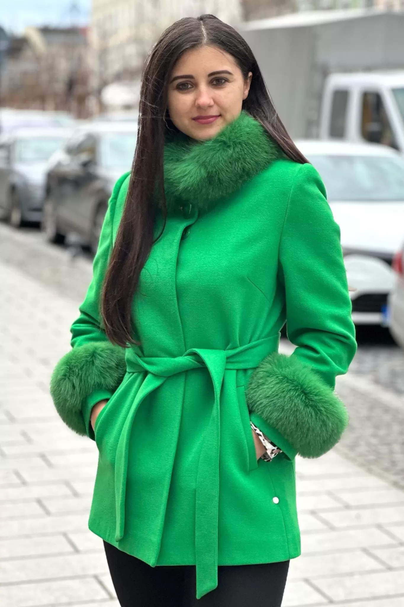 Cappotto corto invernale verde in lana cashmere a collo alto accessoriato con spilla decorativa e pelo naturale