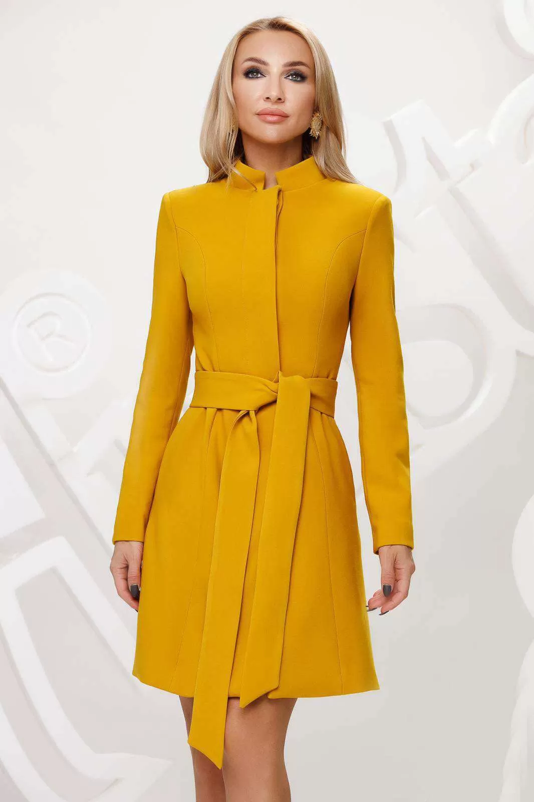 Cappotto giallo senape in panno Artista a collo alto modello leggermente svasato accessoriato con due cinture