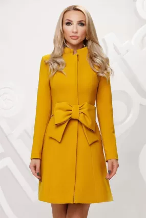 Cappotto giallo senape in panno Artista a collo alto modello leggermente svasato accessoriato con due cinture