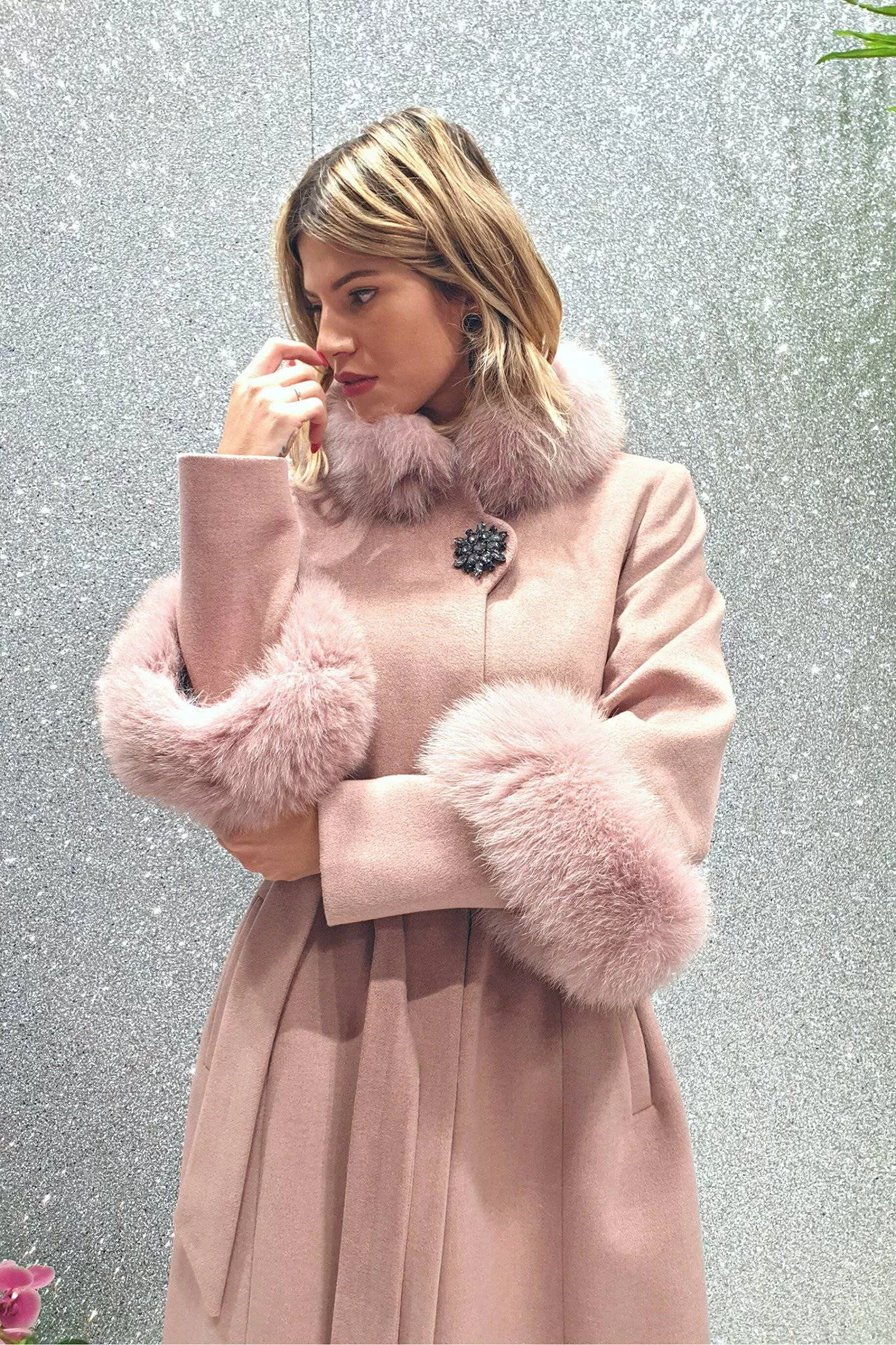 Cappotto rosa invernale Moda Mania a collo alto accessoriato con spilla decorativa e pelo naturale