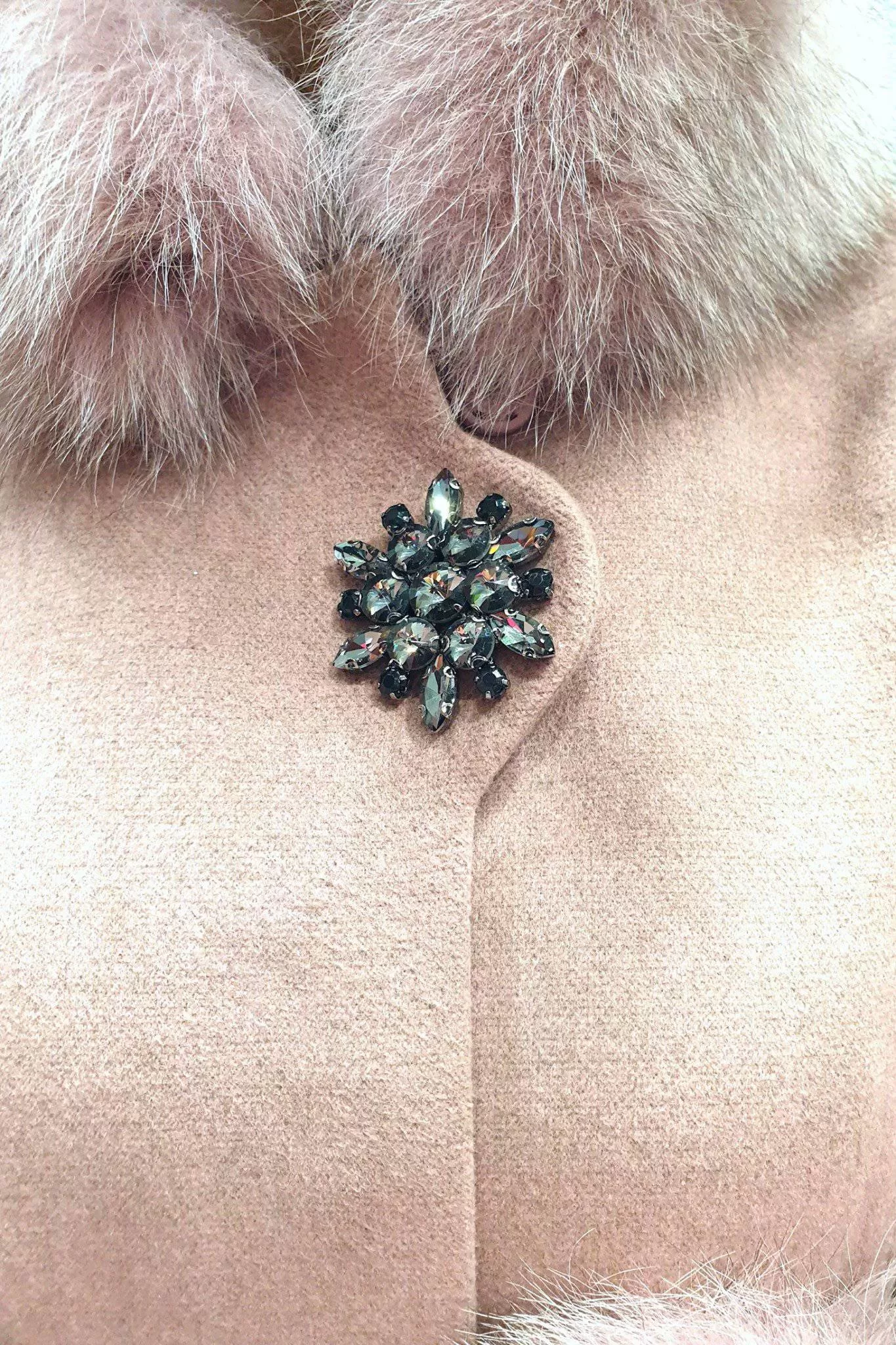 Cappotto rosa invernale Moda Mania a collo alto accessoriato con spilla decorativa e pelo naturale