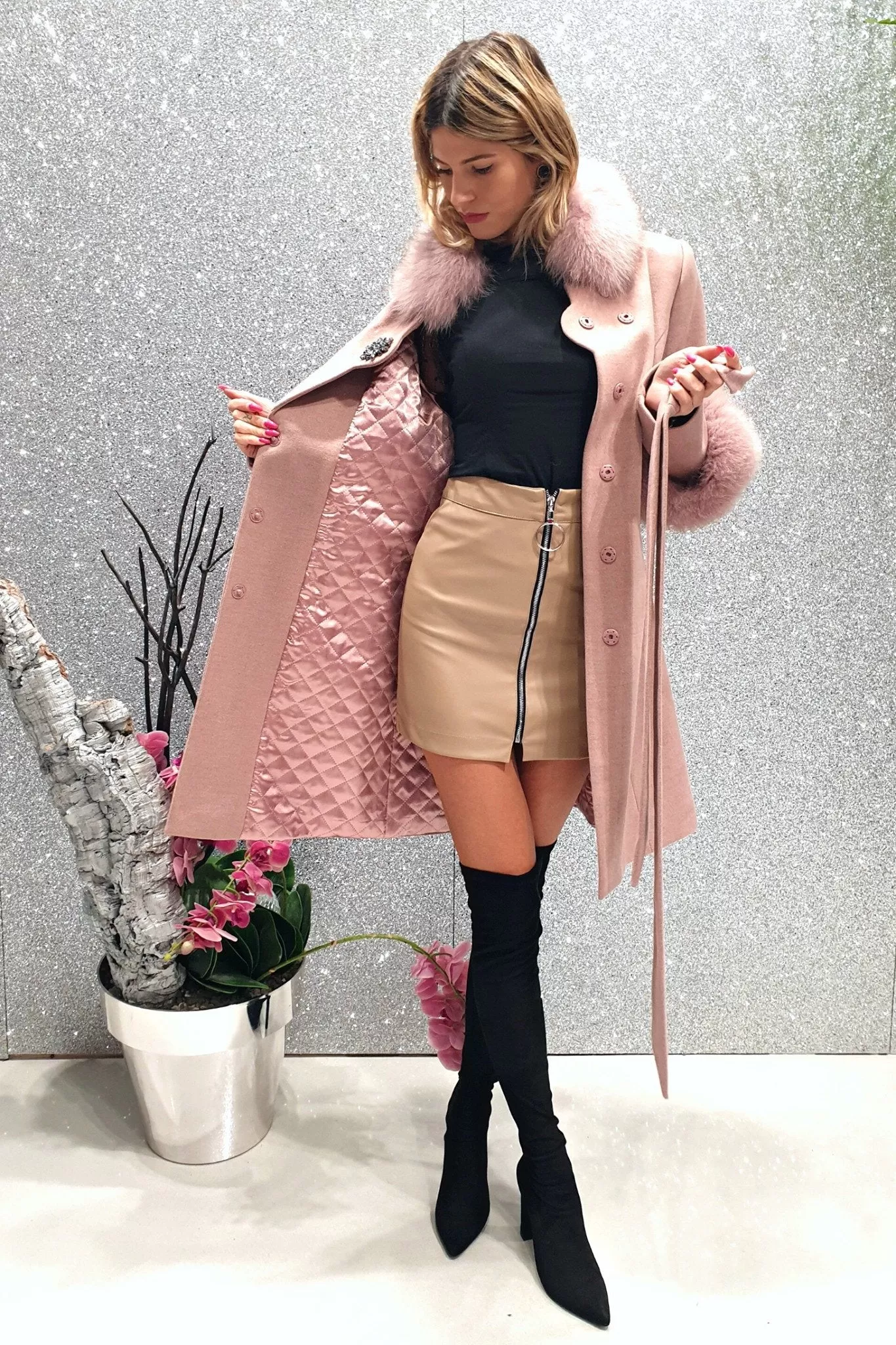 Cappotto rosa invernale Moda Mania a collo alto accessoriato con spilla decorativa e pelo naturale