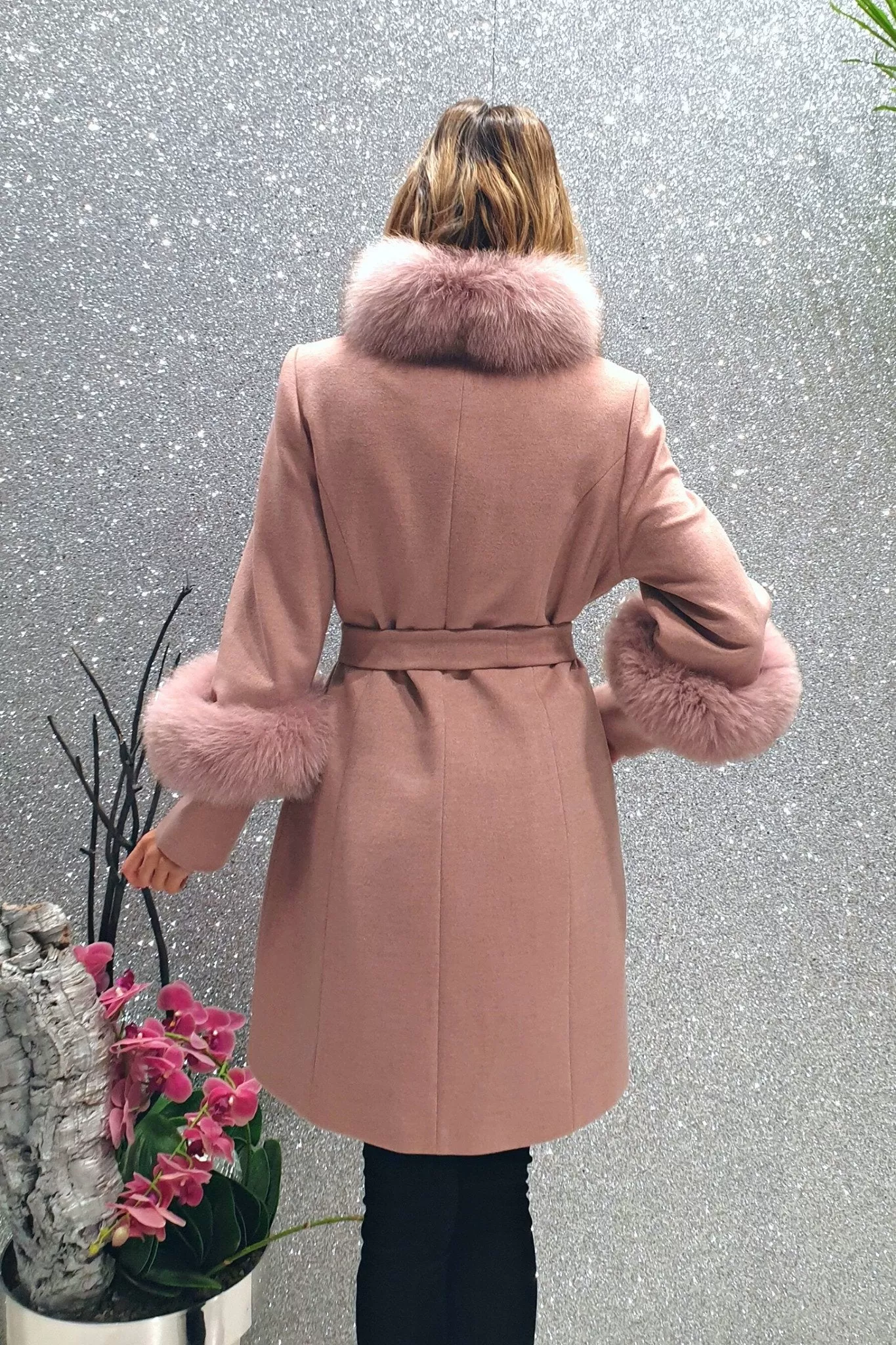 Cappotto rosa invernale Moda Mania a collo alto accessoriato con spilla decorativa e pelo naturale