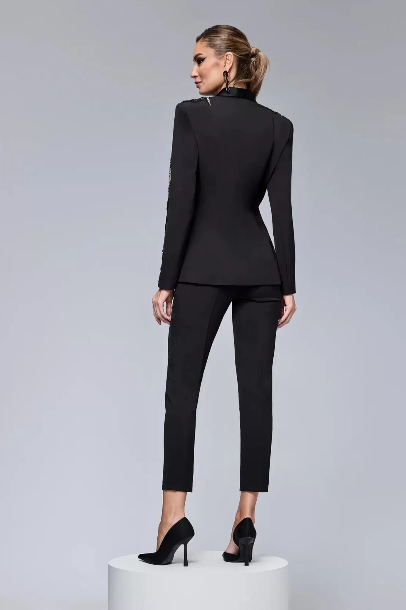 Completo tailleur nero Bby giacca con inserti decorativi dorati e perline nere e pantaloni a sigaretta