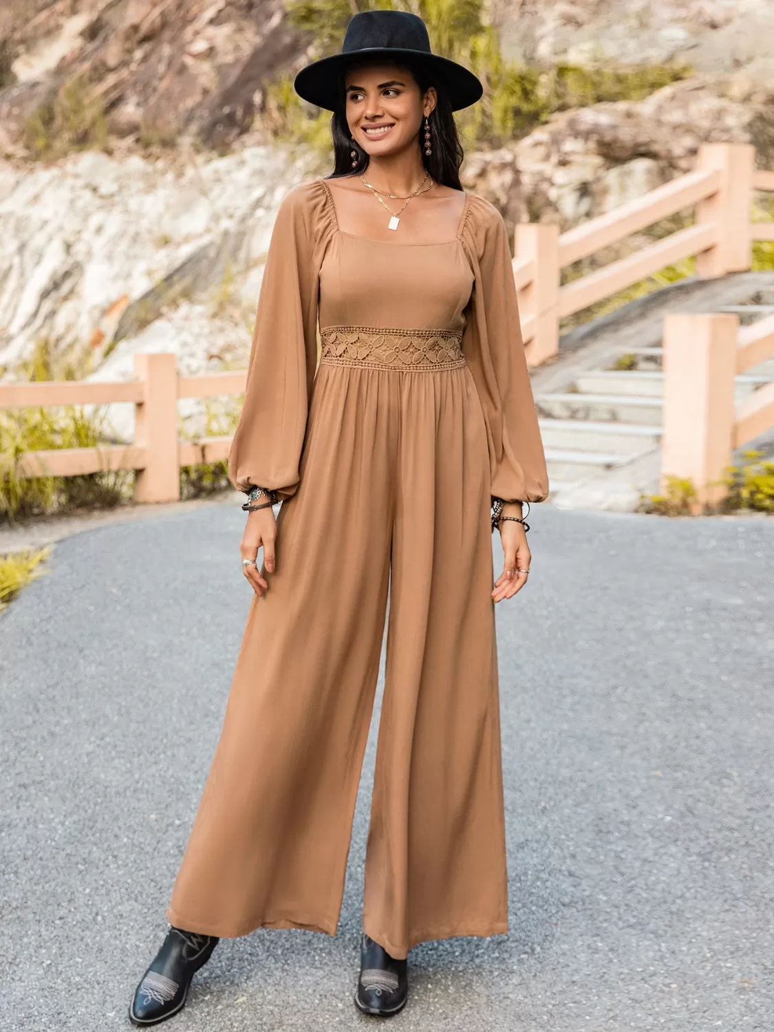 Jumpsuit mit eckigem Ausschnitt und weitem Bein