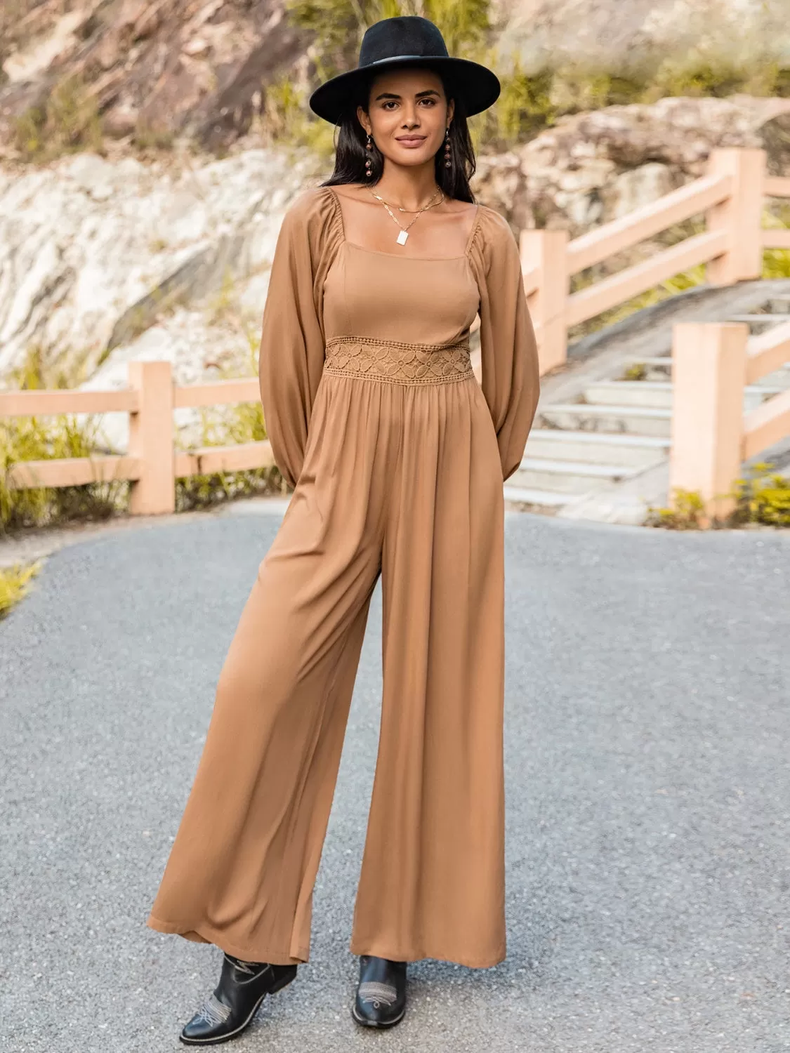 Jumpsuit mit eckigem Ausschnitt und weitem Bein