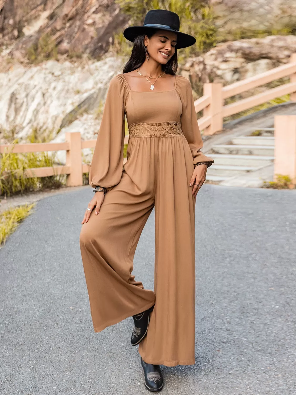 Jumpsuit mit eckigem Ausschnitt und weitem Bein