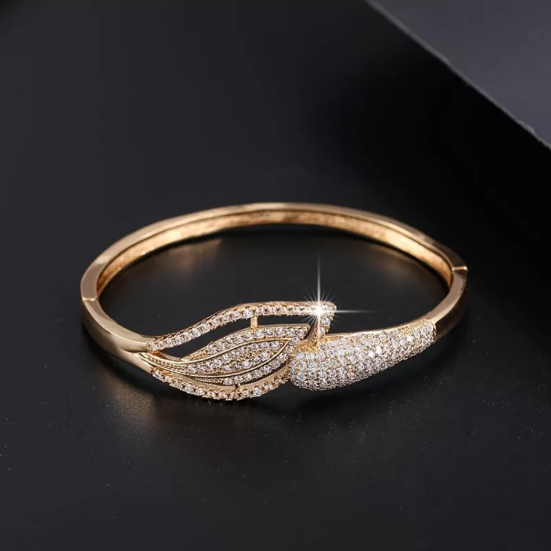 Shine Bright with our Fashion New Minimalist Zircon Bracelet, Inlaid with Zircon and 18K Gold Plated for a Holiday Style