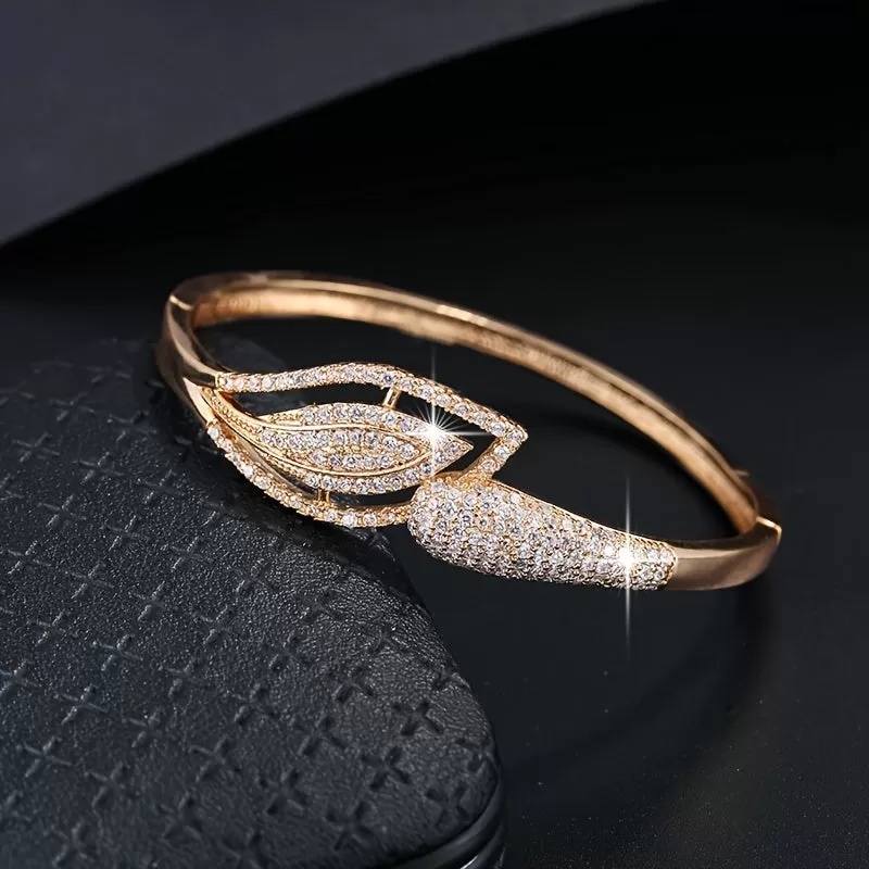 Shine Bright with our Fashion New Minimalist Zircon Bracelet, Inlaid with Zircon and 18K Gold Plated for a Holiday Style