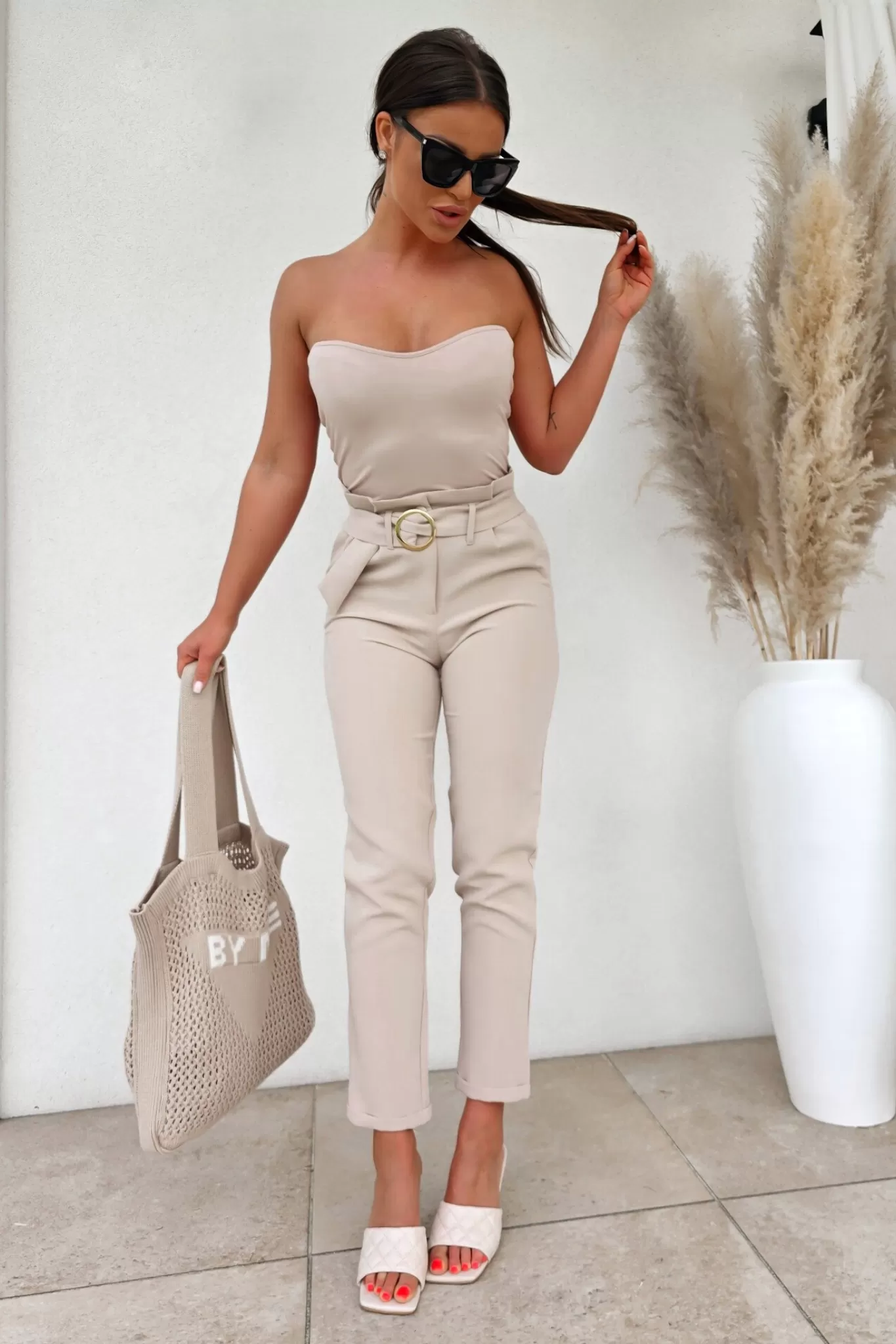 Top crop a fascia beige chiaro in cotone elasticizzato con leggera scollatura a cuore