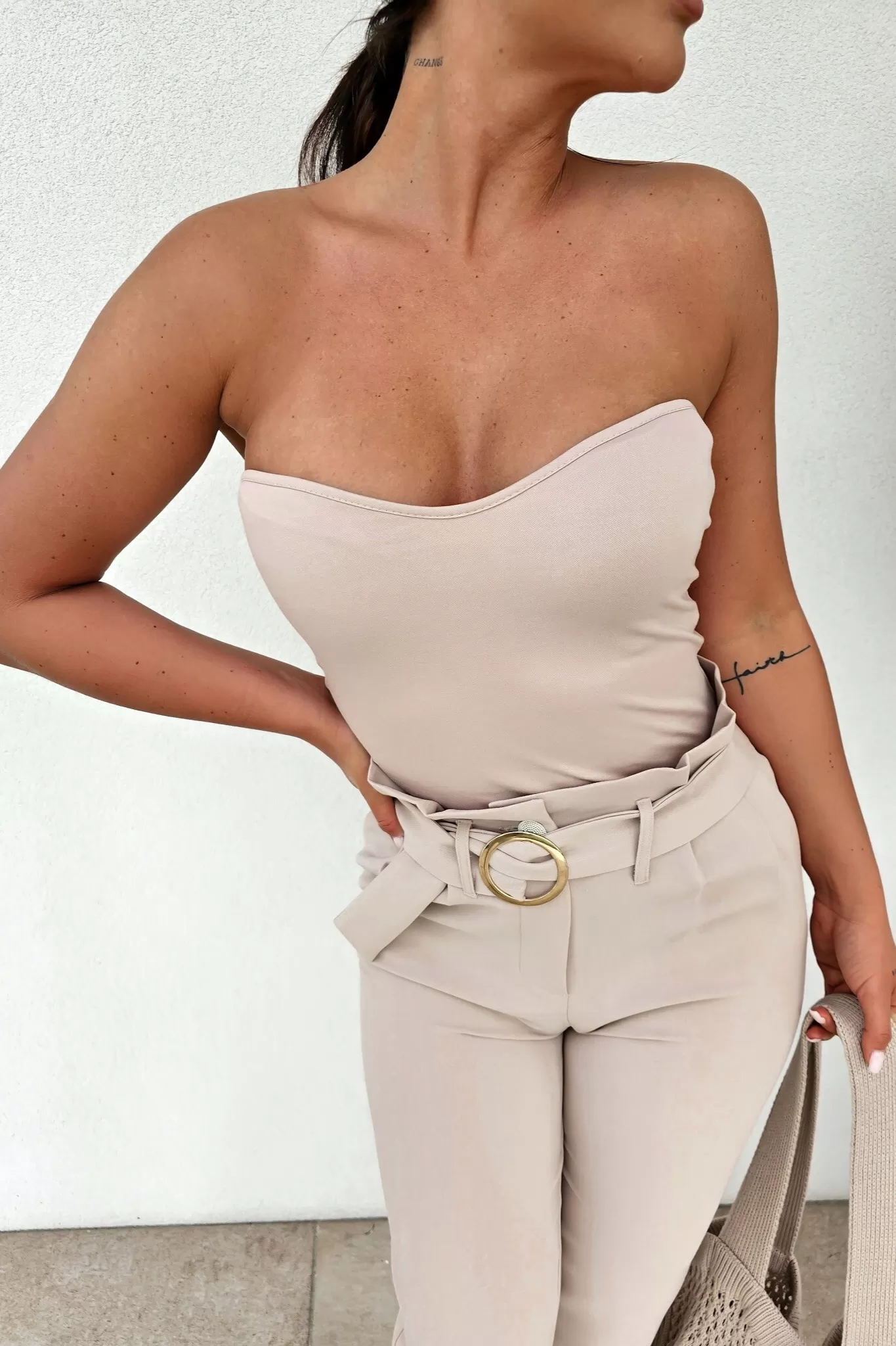 Top crop a fascia beige chiaro in cotone elasticizzato con leggera scollatura a cuore